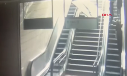 Yürüyen merdivenlerde üzerine reklam panosu düşen genç kadın yaralandı