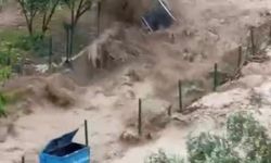 Sağanak kabusu: Sel sularına kapılan araçlar kullanılamaz hale geldi!