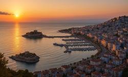 Sevda Tepesi'nden Kuşadası Panoraması: Güvercinada ve Marinanın En Romantik Fotoğrafını Burada Çekin!
