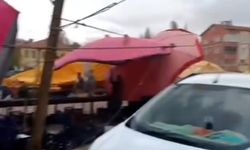 Şiddetli fırtına pazarı alt üst etti: Şemsiyeler uçtu, esnaflar zor anlar yaşadı!