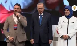 Sinan Akçıl, Erdoğan'ın elini öptükten sonra Kızılay için bestelediği şarkıyı söyledi