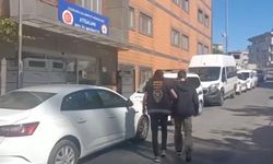 Şok eden görüntü: Elinde satırla sokakta gezen çocuk yakalandı!