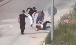 Sokak ortasında tekmeli yumruklu kavga: Yaralıyı bırakıp kaçtılar!