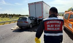 TEM Otoyolu’nda korkunç kaza! Cip kamyona arkadan çarptı