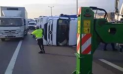 TEM Otoyolu’nda Tır devrildi: Trafik felç oldu!