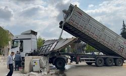 Tırın açılan dorsesi yaya üst geçidini parçaladı