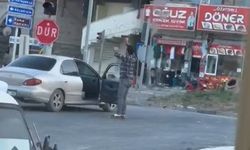 Trafikte alkol şişesiyle oynayıp dans etti: İlginç anlar kamerada!