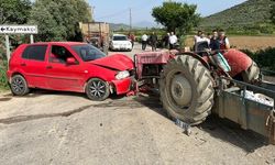 Otomobille traktör çarpıştı 4 kişi yaralandı