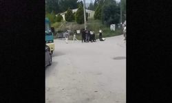 Üniversiteli genç kızlar sokak ortasında saç saça kavga etti