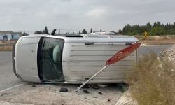 Virajı alamayarak devrilen hafif ticari araç trafik levhasına çarparak durabildi