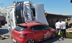 Virajı alamayan hafriyat kamyonu, sürücü kursu aracının üzerine devrildi