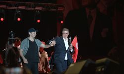 Başkan Tugay Duman konserinde gençlerle buluştu: Gençlerimiz daha iyi bir ülkeyi hak ediyor!