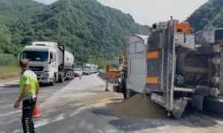 Yem yüklü tır devrildi, kara yolu 2 saat ulaşıma kapatıldı