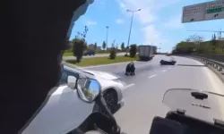 Yakıt dökülen yolda motosikleti ile kaydı, arabaların altında kalmaktan son anda kurtuldu