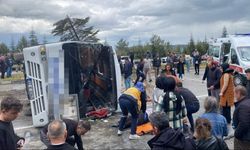 Yolcu midibüsünün devrilmesiyle çok sayıda kişi yaralandı