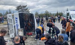 Yolcu midibüsünün devrilmesiyle çok sayıda kişi yaralandı