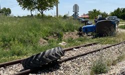 Yolcu treni ile traktörün çarpıştığı kazada bir kişi yaralandı