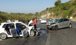 2 otomobil kafa kafaya çarpıştı: 4 yaralı