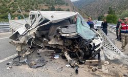 Feci kaza: Kamyonet bariyerlere ok gibi saplandı, ölü ve yaralılar var