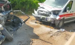 Bayramın ilk günü ambulans ve araç çarpıştı: 1 ölü, 1 yaralı