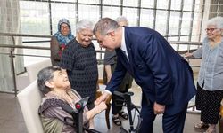 Başkan Tugay'dan bayram ziyaretleri: Huzurevi ve hastanede moral buluşması