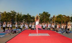 Bayraklı sahilinde yoga rüzgarı esti