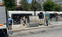Bayram günü feci kaza! Otobüs tramvay durağına daldı: Yaralılar var!