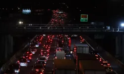 Bayram yolculuğu trafiği felç etti: Uzun araç kuyrukları oluştu!