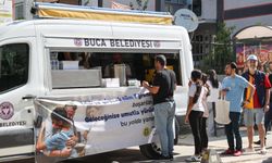 ⁠Buca Belediyesi LGS'ye giren öğrenciler ve ailelerine ikramda bulundu