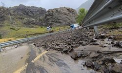 Erzurum-Artvin Karayolu'nda heyelan paniği: Facia son anda önledi!