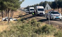 Feci kaza: Otomobil şarampole yuvarandı, yaralıar var!