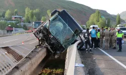 Feci kaza! Yolcu otobüsü devrildi: Yaralılar var