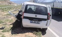 Hafif ticari araçların çarpıştığı kazada 4 kişi hayatını kaybetti