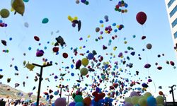 İzmir’de kanserle mücadele eden çocuklara bayramda moral: Yüzlerce balon gökyüzüne bırakıldı