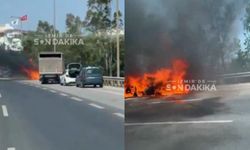 İzmir'de seyir halindeki araç alev alev yandı