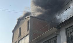 İzmir’de Tarihi Elektrik Fabrikası’nın bulunduğu alanda korkutan yangın: Alevler mahalleye sıçradı!