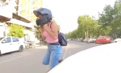 Sinyal vermeyen araca çarpan motosikletli kadın, kaputa düşerek kaza yaptı