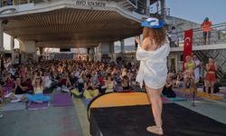 Körfez'de sıra dışı etkinlik: İzmirliler, gün batımında yoga yaptı