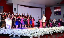 Manisa'da türkülerle dolu bir gece: Gönüllüler Korosu ayakta alkışlandı