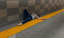 Metro istasyonunda sızıp kaldı, kaldırmak isteyenlere sert çıkıştı