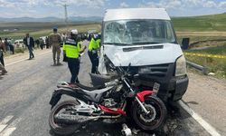 Motosiklet ile minibüsün çarpıştığı kazada 2 kişi hayatını kaybetti