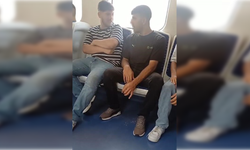 O anlar kamerada! Kalabalığa aldırmadan İZBAN’da sigara içti