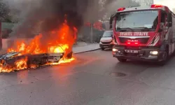 Sürücüsünün çalıştırdığı otomobil alev alev yanmaya başladı