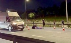 Otomobilin çarpmasının ardından üzerinden iki araç daha geçti!