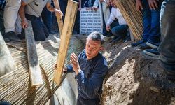 Özgür Özel'in zor vedası: "Kardeşim" dediği Ferdi Zeyrek’i elleriyle toprağa verdi!