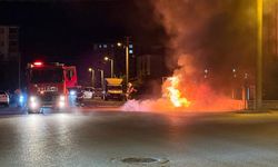 Park halindeki otomobil alev alev yandı: O anlar kamerada