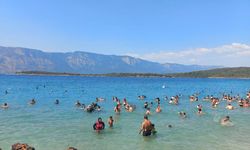 Turistler sıcağı fırsata çevirdi, sahiller şenlendi
