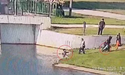 1,5 yaşındaki bebek suya düşerken son anda kurtuldu