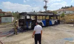 Seyir halindeki belediye otobüsü alev alev yandı