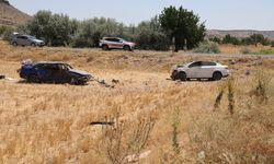 Çarpışan otomobiller tarlaya uçtu: Ölü ve yaralı var...